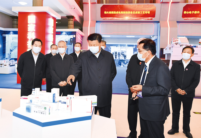 2021年10月26日,中共中央总书记、国家主席、中央军委主席习近平在北京展览馆参观国家“十三五”科技创新成就展。 新华社记者 谢环驰/摄